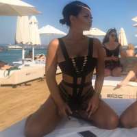 Mersin Akdeniz'in Zarif ve Doğal Güzel Escort Bayanı: Bal Köpüğü Saçlı, 50kg ve 178cm boyu