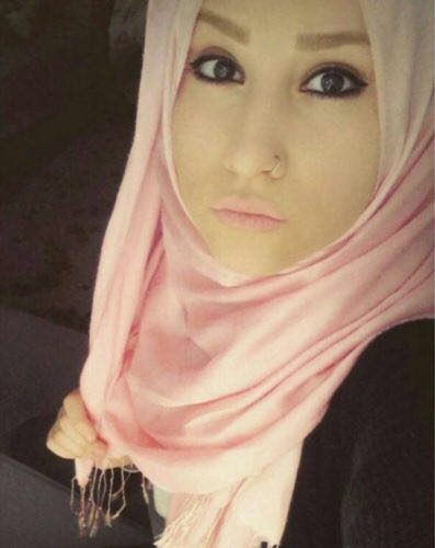 Karanlık ve Büyüleyici: Siyah Saçlı, 82 Kg Ağırlığındaki, İnce Bedenli, Neşeli Stiliyle Me