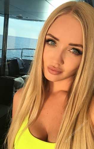 Mersin'de Doğal Güzelliği ve Asil Duruşuyla Herkesi Büyüleyen Escort Bayan: Bal Köpüğü Saç