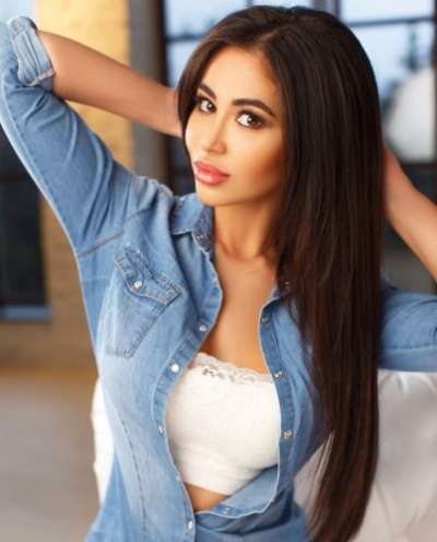 Mersin'de Ruhuyla Büyüleyen Akdeniz Escort: Sarı Saçları, 74 Kg Ağırlığı, 161 Cm Boyu ve F