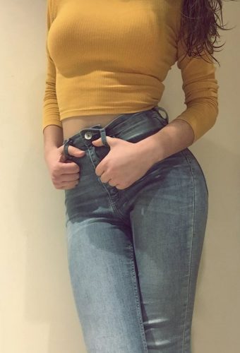 Mersin'deki Bakımlı ve Balık Etli Erdemli Escort Bayanın Duru Güneşi: Kumral Saçların Büyü