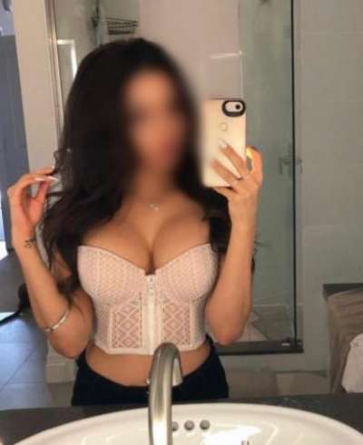 Mersin'den Akdeniz'in Çekici ve Zarif Escort Bayanı: Kızıl Saçlı, 75kg, 174cm, Şık ve Kend