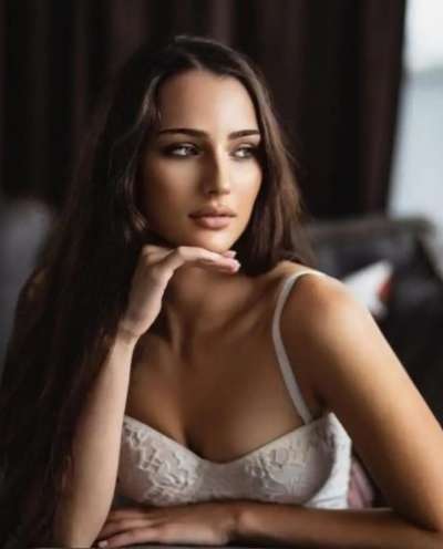 Mersin'den Etkileyici Güzellik: Bal Köpüğü Saçlı, 73 Kg, 163 Cm'lik Zarif Escort Kız