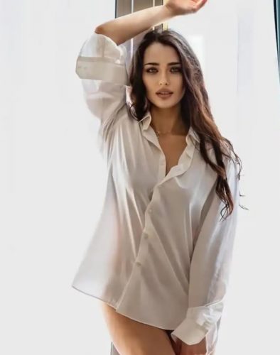 Mersin'den Etkileyici Güzellik: Bal Köpüğü Saçlı, 73 Kg, 163 Cm'lik Zarif Escort Kız