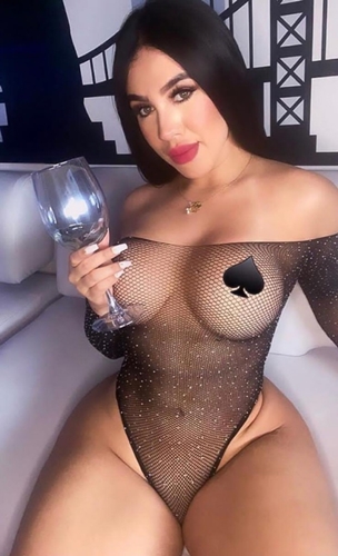 Mersin'den Neşeli ve Zarif Tarzıyla Sarı Saçlı Escort Bayan: 65kg, 170cm