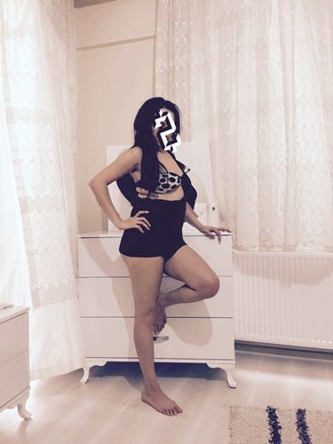 Mersin'den Zarif Vücutlu ve Sakin Bir Güzellik: Siyah Saçlı Mersin Escort Bayan