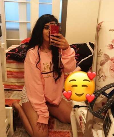 Mersin’in Dikkat Çeken Mutlu Fit Silifke Escort Bayanı: Bal Köpüğü Saçları ve Canlı Şenlik