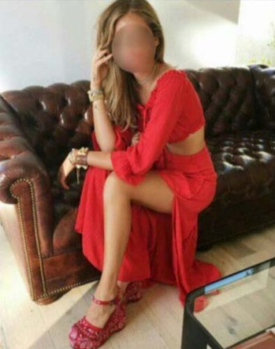 Mersin'in Eşsiz Güzelliği: Akdeniz Escort Bayan, Bal Köpüğü Saçlar ve Zarif Stili ile Dikk