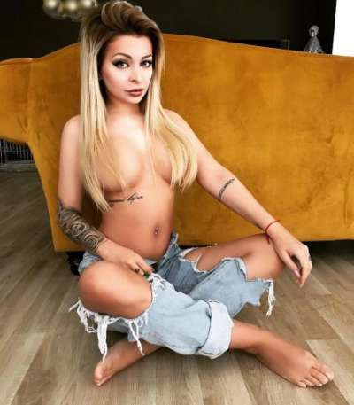 Mersin'in Rengarenk Yıldızı: Mersin Escort - Sarı Saçlar, Sportif Vücut ve Neşeli Kişilik