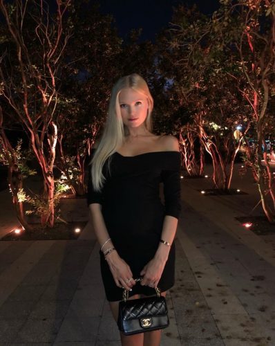 Mersin'in Zarif ve Neşeli Kıvırcığı: Silifke Escort Bayan - 73kg, 169cm, Kumral Saçlı