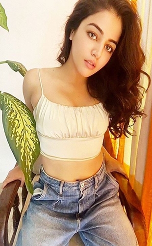 Mersin Tarsus'un Fırtına Gibi Escort Bayanı: Bal Köpüğü Saçlı, 64 Kg, 176 Cm, Fit ve Sakin
