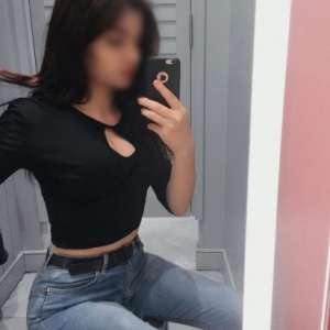 Akdeniz’in Siyah İncisi: Zarif ve Sakin Siyah Saçlı, 66 Kg ve 177 Cm'lik Akdeniz Escort Ba