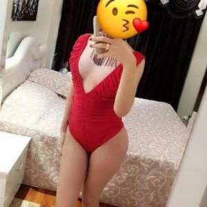 Mersin Akdeniz Escort Bayan: Zarif Bedenli, Siyah Saçlı ve Sakin Tarzı İle - 50kg, 178cm'l