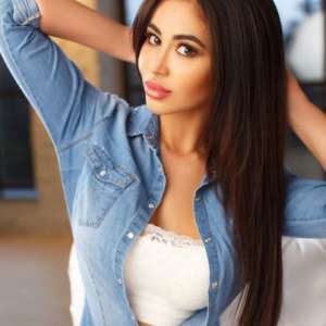 Mersin'de Ruhuyla Büyüleyen Akdeniz Escort: Sarı Saçları, 74 Kg Ağırlığı, 161 Cm Boyu ve F