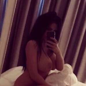 Mersin'deki Zarif ve Fit Akdeniz Escort Kızı: Kızıl Saçlı ve Çekici Bir Gizem