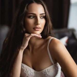 Mersin'den Etkileyici Güzellik: Bal Köpüğü Saçlı, 73 Kg, 163 Cm'lik Zarif Escort Kız