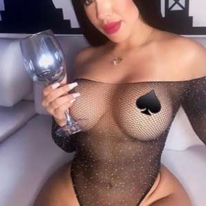 Mersin'den Neşeli ve Zarif Tarzıyla Sarı Saçlı Escort Bayan: 65kg, 170cm