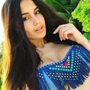 Mersin'den Zarif ve Raffine Akdeniz Escort Bayan: Siyah Saçlı, 62kg ve 156cm Boyunda
