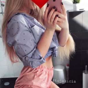 Mersin Erdemli'nin Neşeli Stili ve Fit Vücutlu Escort Bayanı: Bal Köpüğü Saçlı, 54kg ve 17