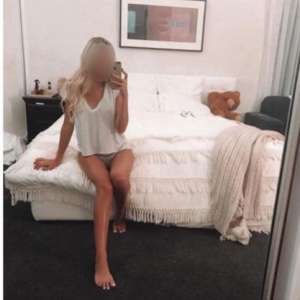 Mersin’in Bakımlı ve Zarif Cazibesi: Mezitli Escort Bayan - Kızıl Saçlar, İnce Vücut ve Şı